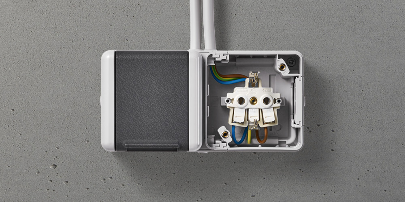 Doppelsteckdose mit Trennsteg bei Elektrotechnik Gochsheim GmbH in Gochsheim